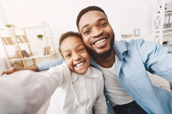 Selfie con papá. Padre e hija pequeña tomando fotos —  Fotos de Stock