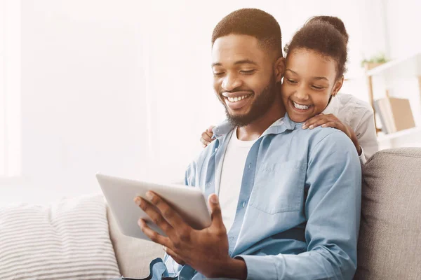 Padre e hija teniendo videollamada en la tableta — Foto de Stock