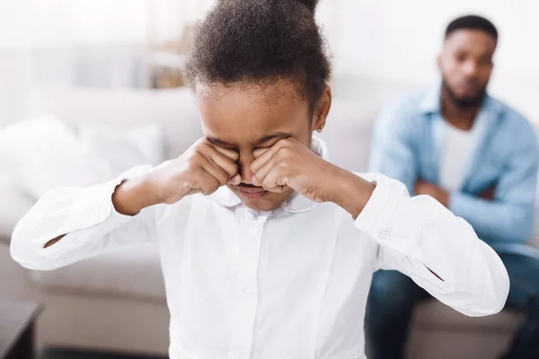 Menina chorando após briga com o pai — Fotografia de Stock