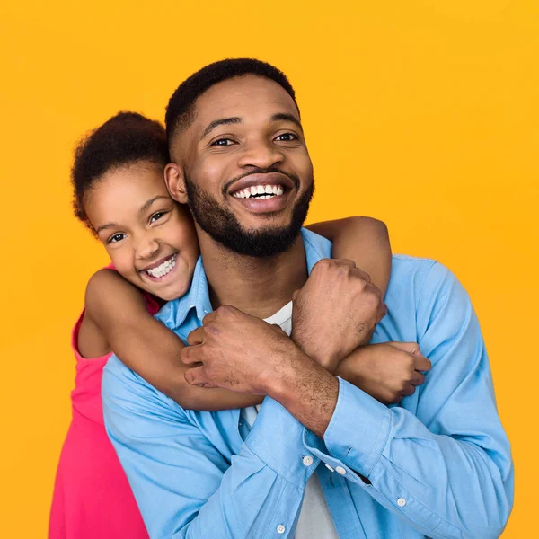 Pai dando passeio de piggyback para sua filha — Fotografia de Stock