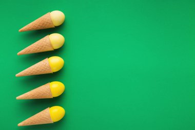 Parlak yaratıcı Paskalya arka plan ile yumurta Gözleme koniler