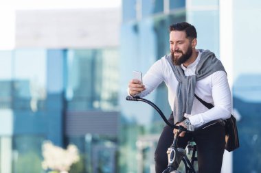 Ofise giderken cep telefonuyla işadamı.