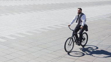 İşadamı binicilik bisiklet ortamı korumak için çalışma alanı'na