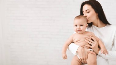 Genç Anne şirin yeni doğmuş çocuğunu sarılma