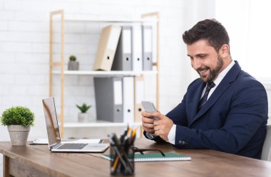 Buinessman mesaj Smartphone, ofiste çalışan