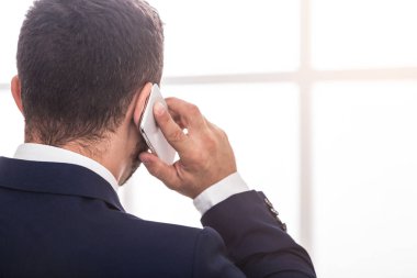 Cep telefonu, geri görünüm uymak işadamı