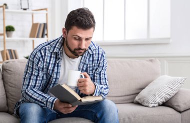 Güzel hafta sonu. Kahve ve kitap okuma keyfini adam