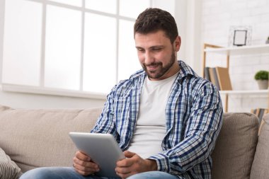 Genç adam dijital tablet Online Makale okuma