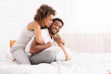 Romantik kez yatak odasında olan sevgi dolu genç çift