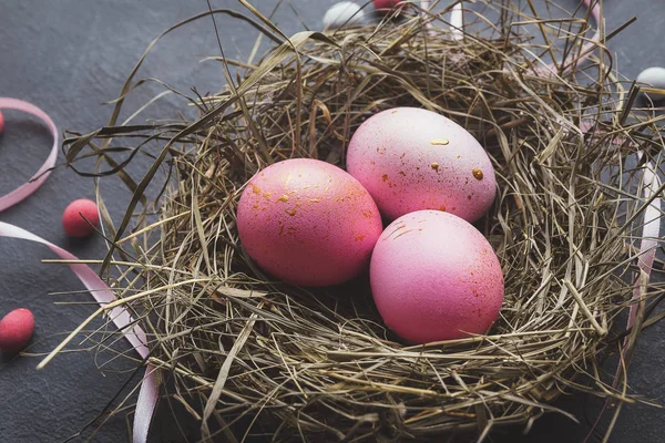 美丽的复活节背景与蛋在巢 — 图库照片