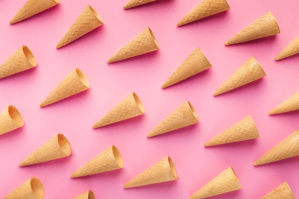 Conos de helado de oblea vacíos sobre fondo rosa — Foto de Stock