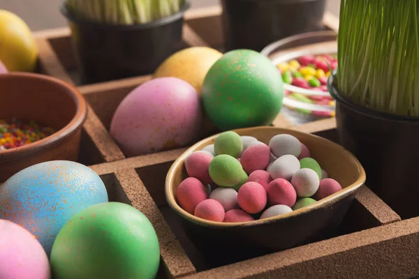 Пасхальные яйца окрашены в пастельные цвета — стоковое фото