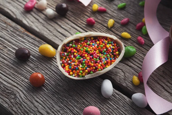 复活节巧克力蛋与五颜六色的糖果洒 — 图库照片