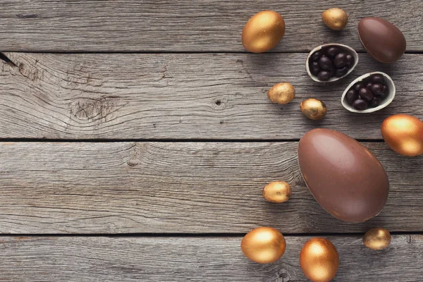 Граница шоколадных пасхальных яиц на деревянном фоне — стоковое фото