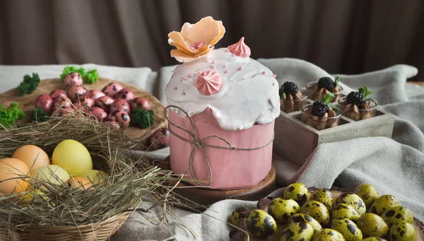 Traditioneller Osterkuchen und gefärbte Eier — Stockfoto