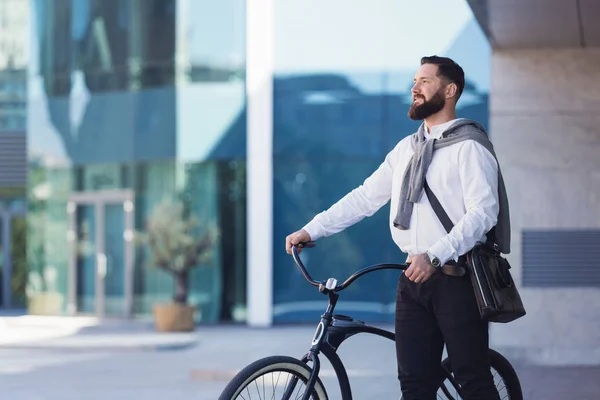 Knappe jonge man die met zijn fiets — Stockfoto