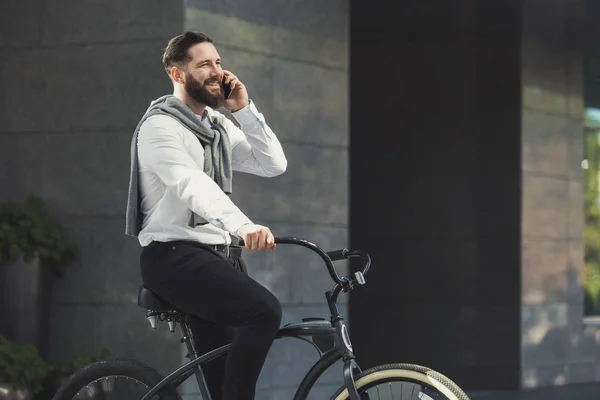 Biznesmen zatrzymać rower do rozmowy na telefon — Zdjęcie stockowe