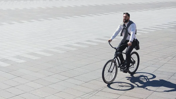 Uomo d'affari in bicicletta sul posto di lavoro per proteggere l'ambiente — Foto Stock