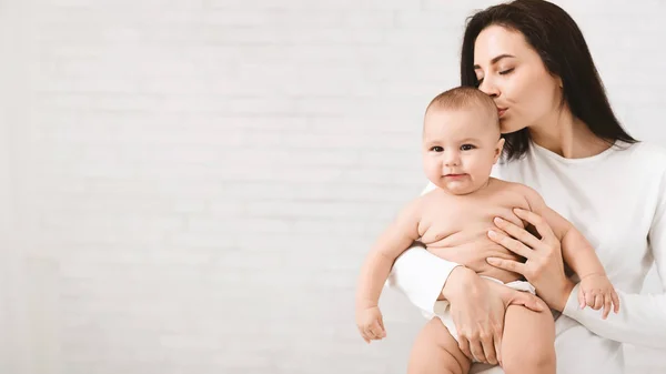 Giovane madre che abbraccia il suo bambino appena nato carino — Foto Stock
