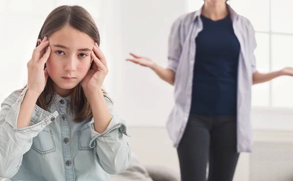 Mulher repreendendo sua filha adolescente em casa — Fotografia de Stock