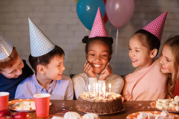 孩子们在家庆祝生日 看着带蜡烛的蛋糕 — 图库照片