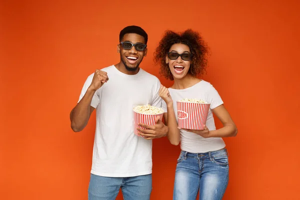 Riendo pareja en gafas 3d sosteniendo cubos de palomitas de maíz —  Fotos de Stock