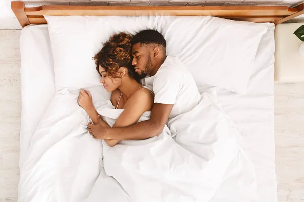 Любящая пара спит в постели и обнимается — стоковое фото