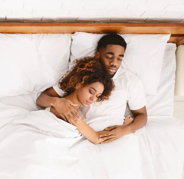 Iubitor cuplu dormind în pat și îmbrățișare — Fotografie, imagine de stoc