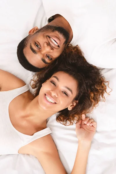 A fiatal szerető feküdt az ágyban együtt pár felülnézet — Stock Fotó