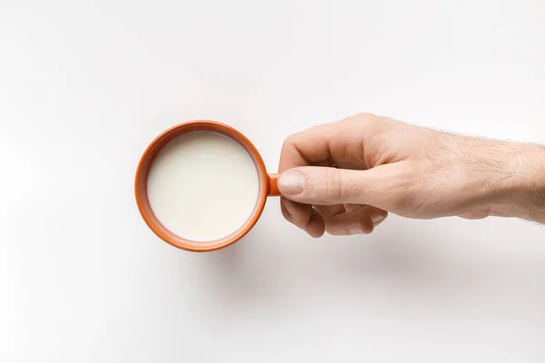 Mano de hombre con taza de leche —  Fotos de Stock