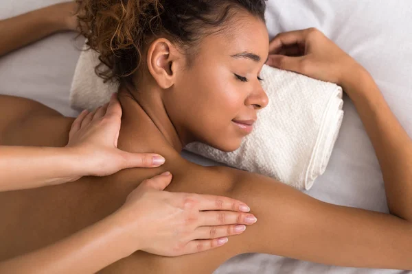 Dziewczyna cieszy masaż ramion w spa zdrowia — Zdjęcie stockowe