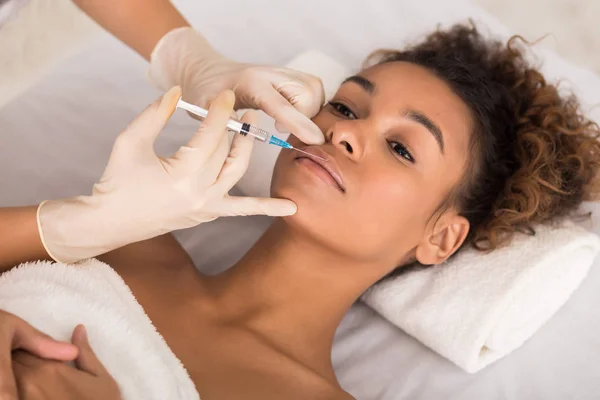 Cosmetologue faisant l'injection dans les lèvres féminines — Photo