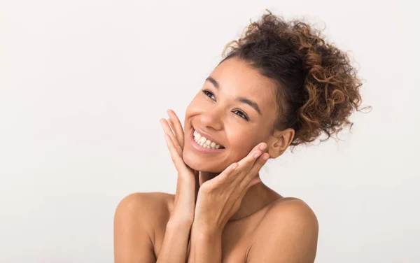 Mujer afroamericana con maquillaje natural, fondo claro — Foto de Stock