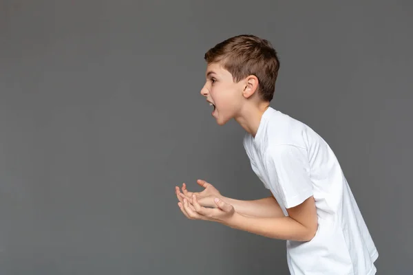 Angry boy screaming and gesturing with hands in air — Stock Photo, Image