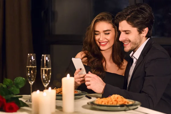 Underbara unga par tittar på smart telefon — Stockfoto