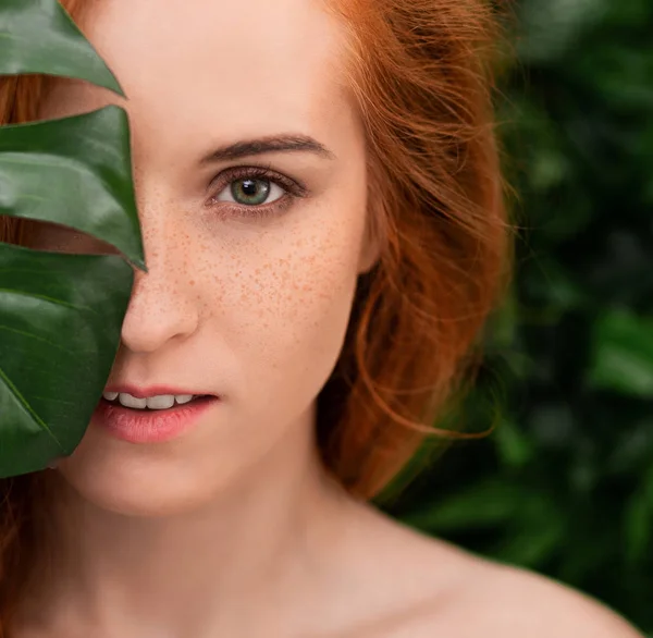 Retrato de mulher jovem e bonita em folhas tropicais — Fotografia de Stock