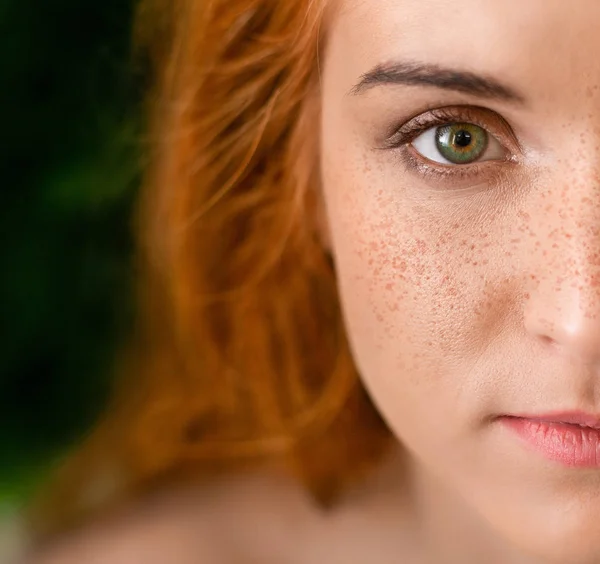 Mooie sproeterig groene-eyed jongedame met rood haar — Stockfoto