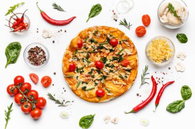 İtalyan pizza ve çeşitli maddeler üzerinde beyaz izole