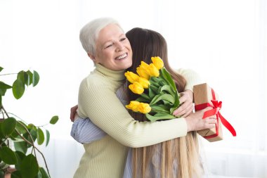 Çiçek vererek kızı ve annesi için mevcut