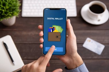 Smartphone dijital m-cüzdan uygulaması ile tutan adam