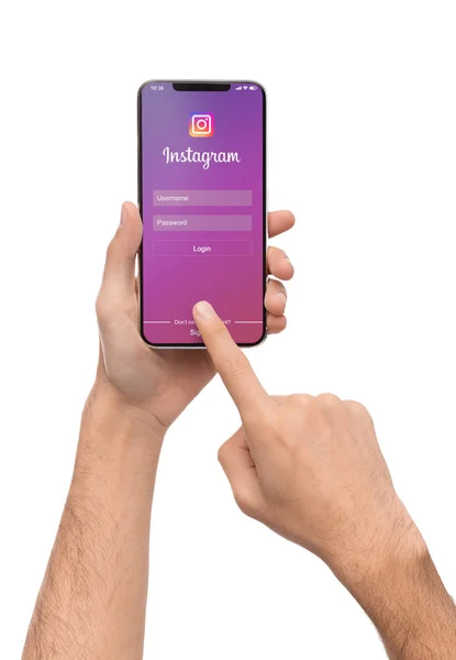 Hombre sosteniendo iPhone ack con aplicación Instagram en la pantalla . — Foto de Stock