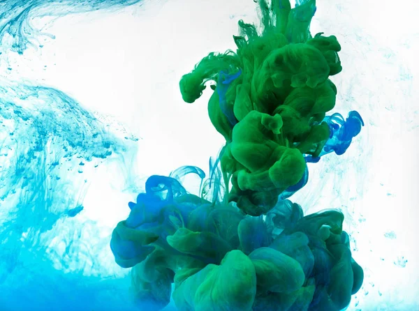 Tinta de mistura verde e azul em água — Fotografia de Stock