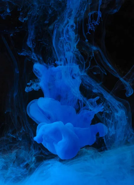 검은 바탕에 물에 블루 잉크. — 스톡 사진