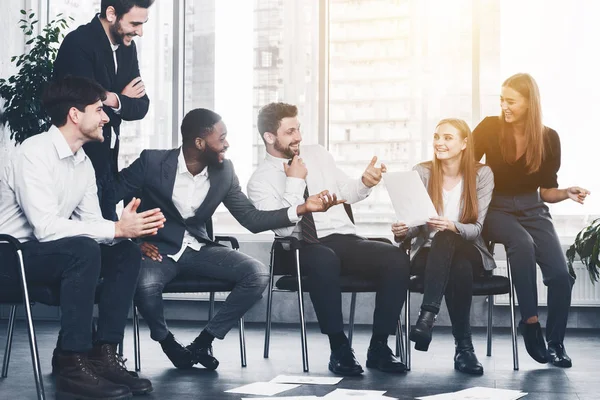 Business team discussing ideas at meeting in office — Stock Photo, Image