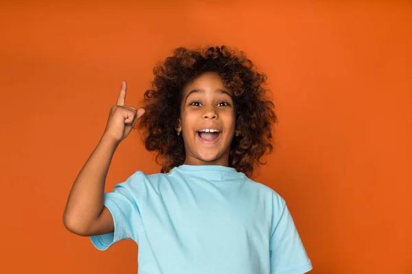 African-american child girl having idea, raising finger — Stock Photo, Image