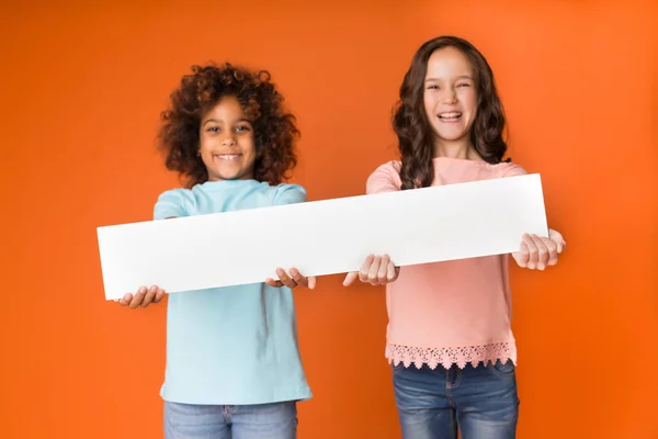 Best friends showing blank board, empty banner for your text — Stock Photo, Image