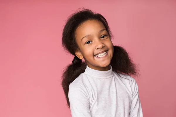 Portret van schattige Afro-Amerikaanse kind meisje, roze achtergrond — Stockfoto