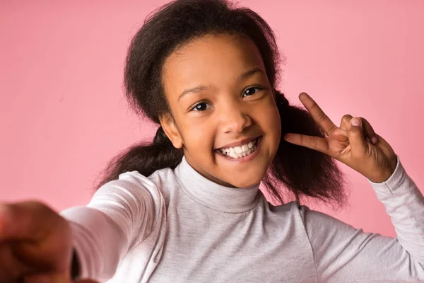 Menina afro-americana sorrir e tomar selfie, fundo rosa — Fotografia de Stock