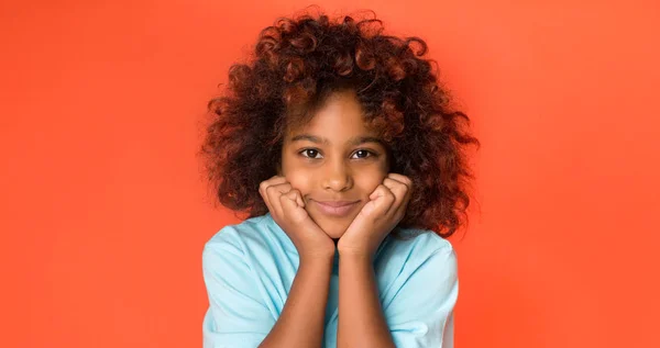 Mała dziewczynka african-american pozowanie i patrząc na kamery — Zdjęcie stockowe