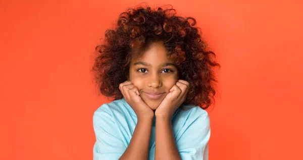 Menina afro-americana posando e olhando para a câmera — Fotografia de Stock